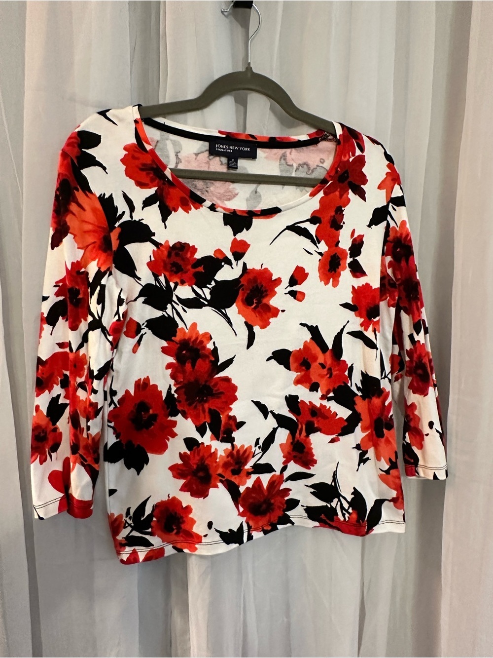 Jones New York White Floral Scoop Neck Top with 3/4 sleeve. Red Floral